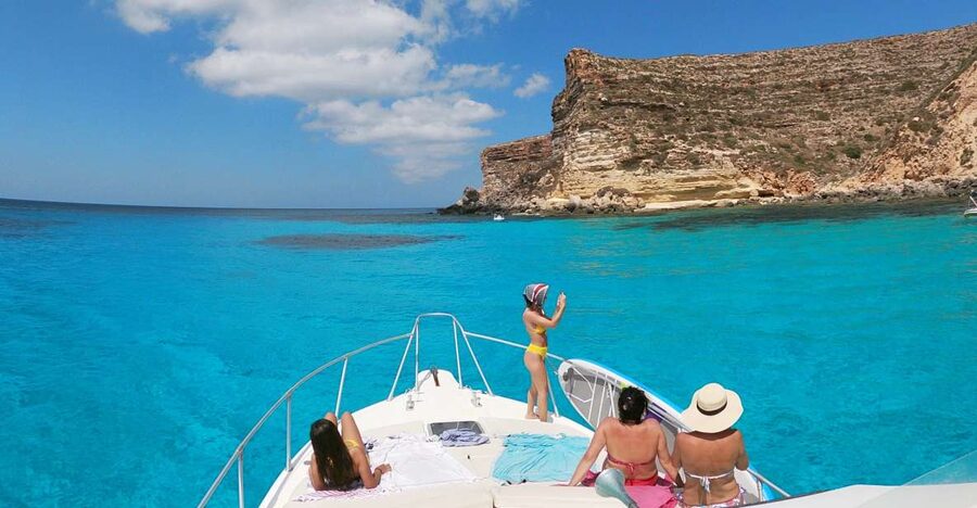 5 hours Lampedusa: Boat Tour with panino SUP e snorkeling - Rabbit Island at Isola dei Conigli: the postcard stop