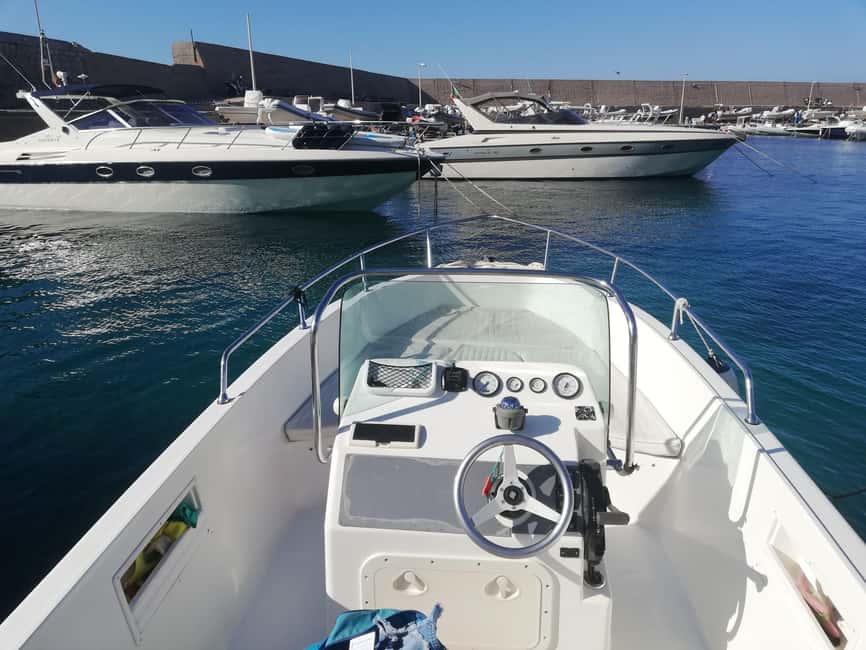 Aperitif on a boat at sunset at the Queen Cave - Boarding with the skipper, and what the small group really changes