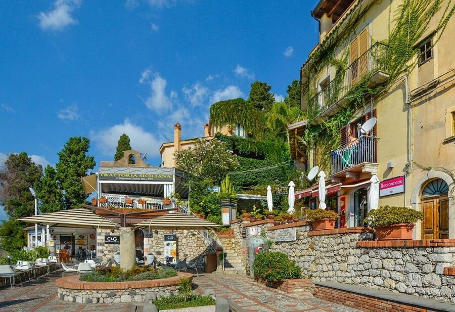 Best Tour di Taormina, Castelmola, Isola Bella e Messina - Two black cab segments: why the travel time is part of the experience
