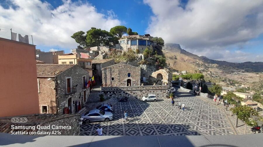 Best Tour di Taormina, Castelmola, Isola Bella e Messina - Isola Bella: pebble beach, the tide connection, and photos from Piazza Belvedere