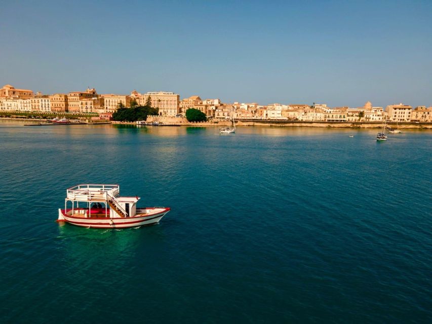 Boat tour with typical lunch in Siracusa - Ortigia sightseeing in about 30 minutes: quick views with big payoff