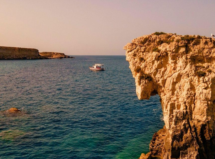 Boat tour with typical lunch in Siracusa - Spiaggia della Pillirina and protected-water swimming stops