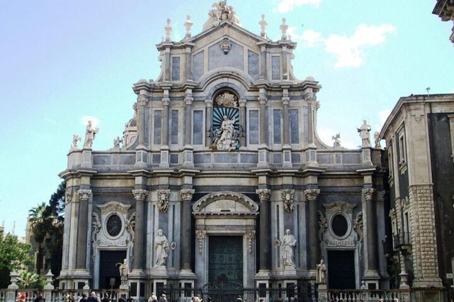 Catania Highlights Walking Tour With A Guide - First impressions: a 2-hour Catania walk that actually connects