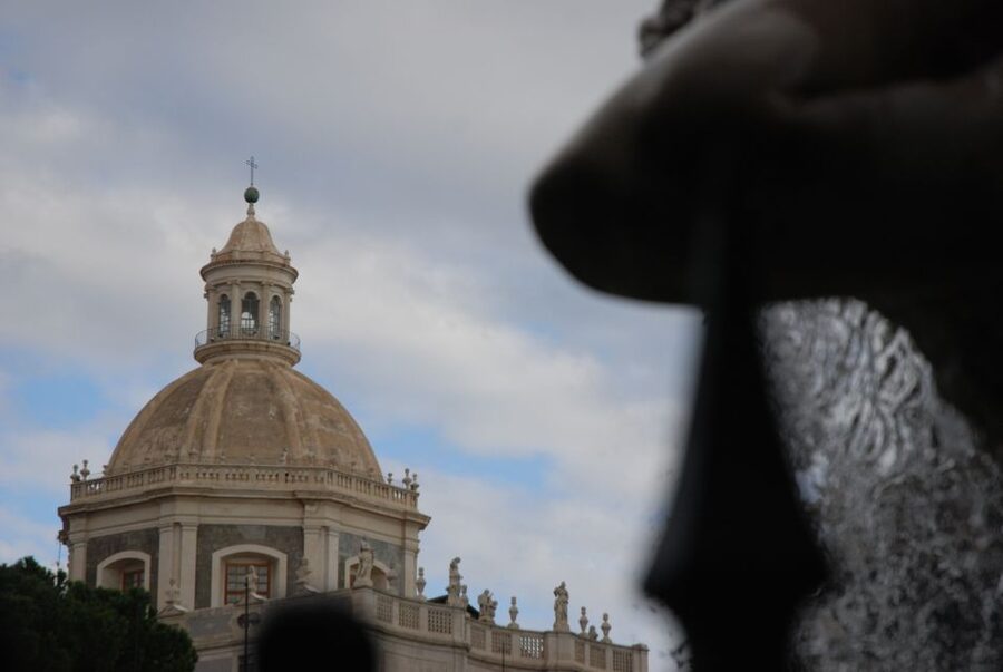 Catania Night Street Food & Backstreet Tour with a Local - Meeting in Piazza del Duomo, then heading into Pescheria