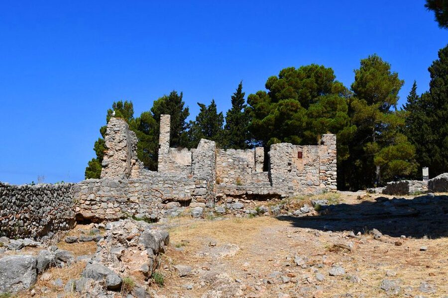 Cefalú: La Rocca Archaeological Park Guided Hiking Tour - Rocca di Cefalù in two hours: what this hike gives you