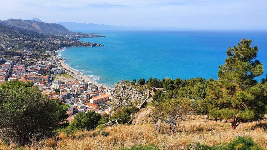 Cefalú: La Rocca Archaeological Park Guided Hiking Tour - Up through the fortified medieval path to the 270 m viewpoint