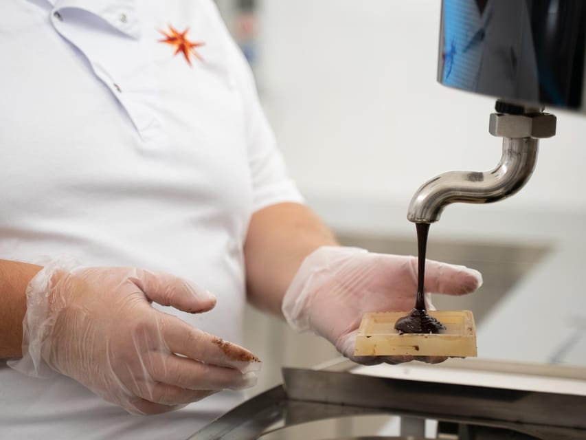 Chocolatier for a day: raw bean to bar chocolate in Modica - What makes the guides stand out in the room