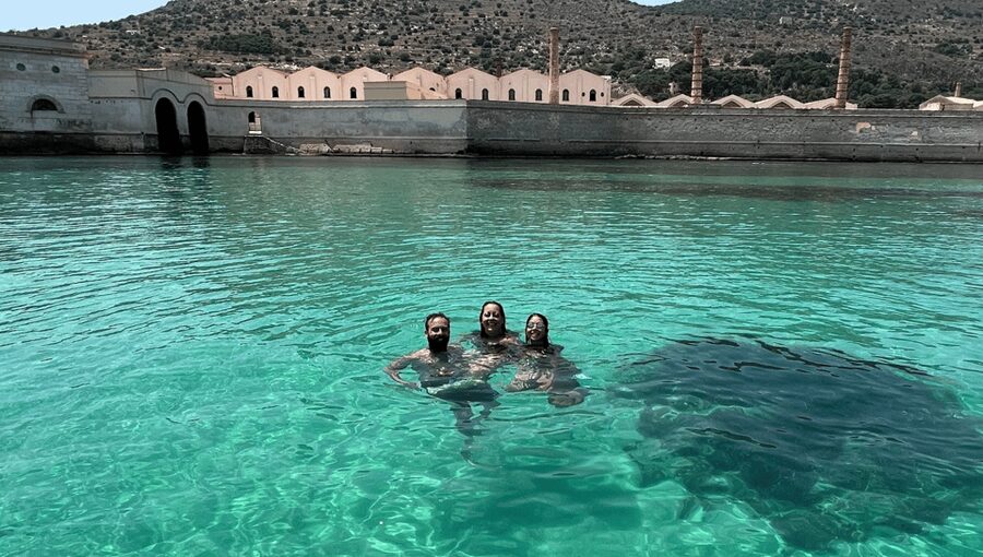 Da Trapani: Escursione alle isole Egadi Favignana & Levanzo - On board perks: drinks, aperitif, and Sicilian cooking you can smell