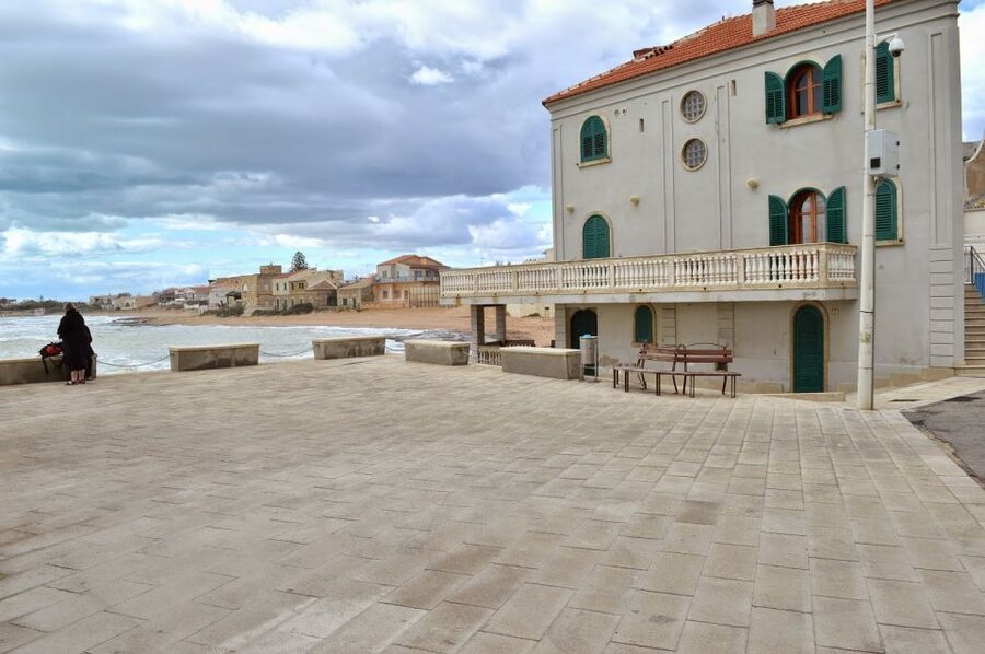 From Catania: Inspector Montalbano Day Tour with Audio Guide - Punta Secca: sea views, cliffs, and the lighthouse moment
