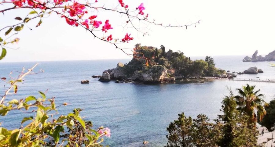 From Catania: White Lotus tour Taormina, Castelmola & Naxos - Giardini Naxos in 30 minutes: a guided taste of the fishing-town feel