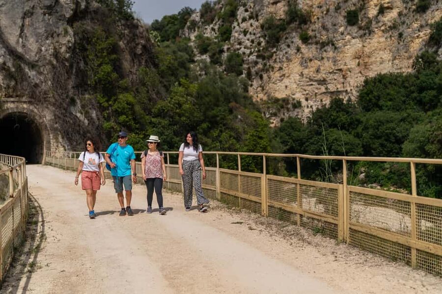 From Siracusa: Pantalica Nature Reserve Guided Hiking Tour - How the guide keeps the hike aligned with what you want