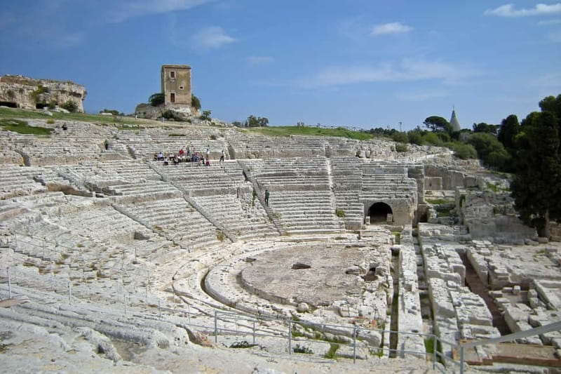 From Taormina: Full-Day Guided Tour of Syracuse - Ortygia Island walk-around time: architecture you can spot fast