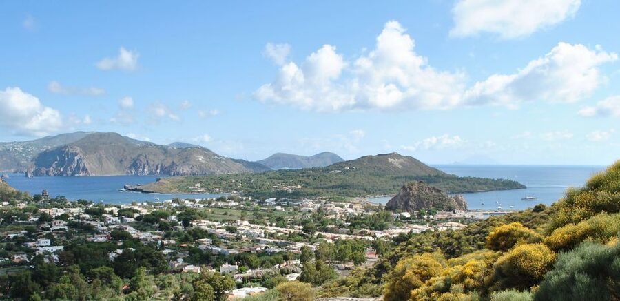 From Taormina: Lipari and Vulcano Mini Cruise Aeolian Tour - Vulcano’s black beach and warm-water break from the bus schedule