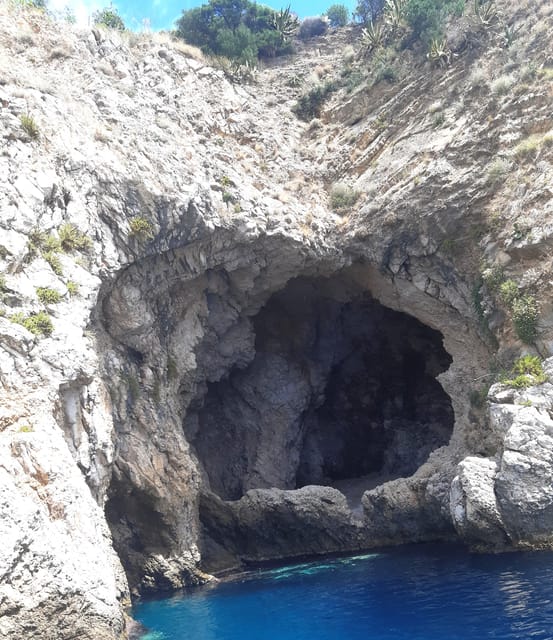 Giardini Naxos: Isola Bella and Grottos Cruise with Aperitif - Skipper Commentary in English or Italian: Why the Trip Feels More Human
