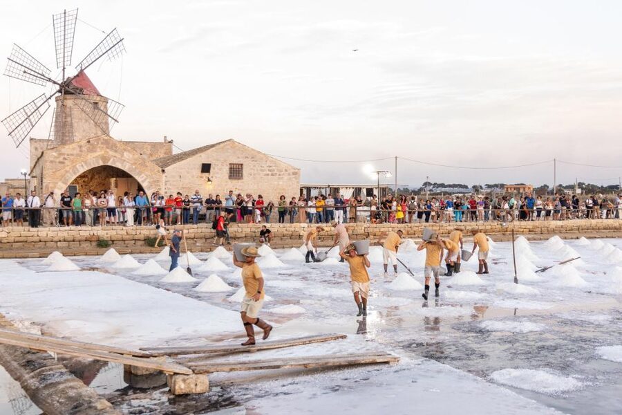 Guided tour of the Trapani Salt Pans and Salt Museum - Part one: the perimeter walk and the hands-on salt tanks