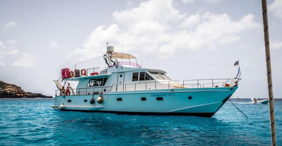 Lampedusa: Yacht excursion, swimming stops and typical lunch - Punta Muro Vecchio and the north coast caves up close