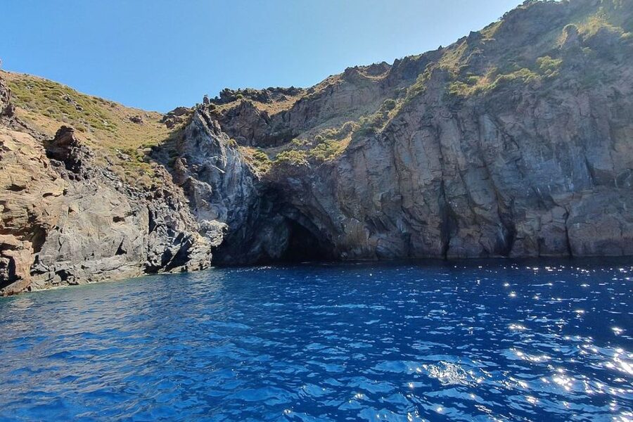 Lipari: Boat Tour of Vulcano Island with Disembarkation Stop - The sea views around Lipari that change by season