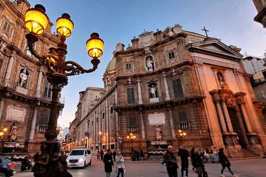 Napoli tour: alla scoperta del centro storico - Legends on the move, Dracula, Caravaggio, and Pino Daniele