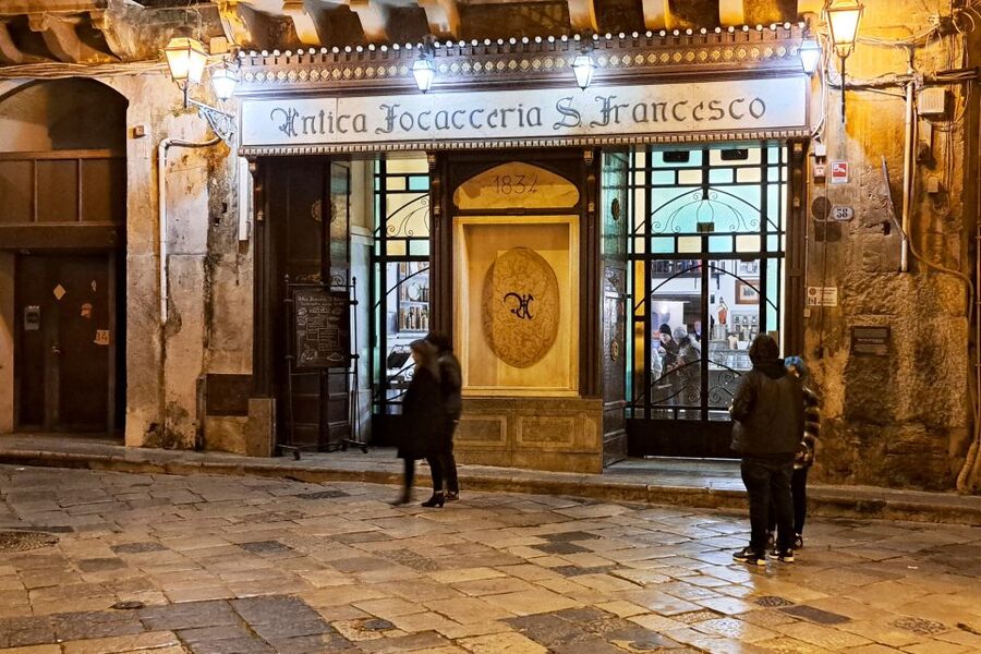 Napoli tour: alla scoperta del centro storico - Piazza Bellini, Greek walls, and a very Neapolitan youth vibe