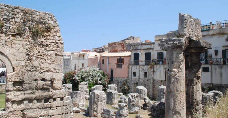Ortigia guided night tour, Syracuse - Starting at the Temple of Apollo, then getting your bearings