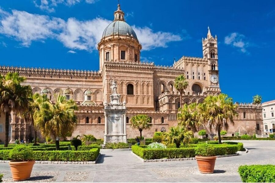 Palermo: Must-See Attractions Walking Tour - Piazza Pretoria and Palazzo Pretorio, when a fountain becomes political