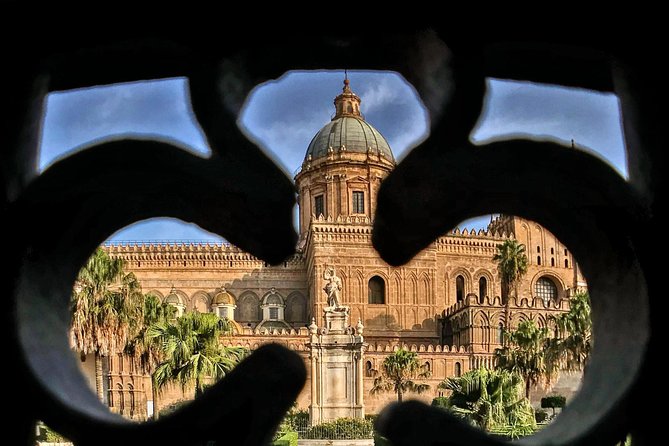 Palermo No Mafia walking tour: discover the Anti-mafia culture in Sicily - Piazza della Memoria by the courthouse: remembering judges who were killed