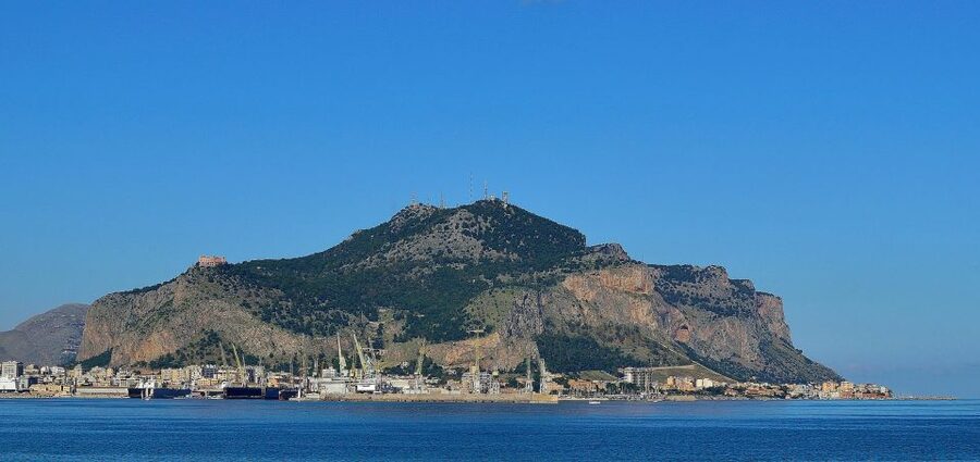 Palermo: Panoramic Mount Pellegrino Tour in CruiserCar - Guides and chauffeur setup: how you get the story without the stress
