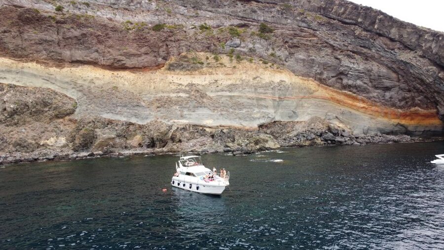 Pantelleria Island: Isola Tour in Yacht with Simone & Luck - Crew vibe and service: what the reviews highlight