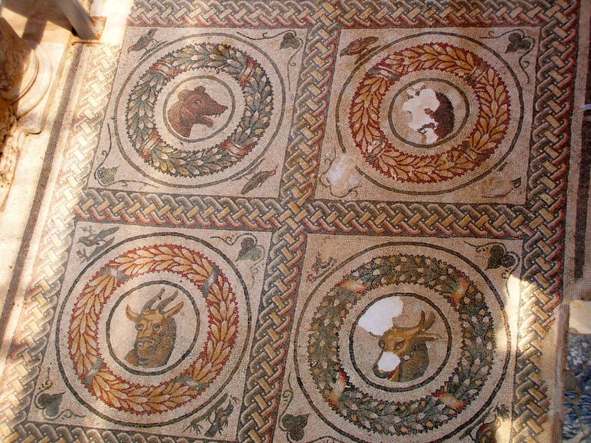 Piazza Armerina: Roman Villa del Casale Mosaics Tour - The garden fountain with 3 pools: a calm pause inside a complex