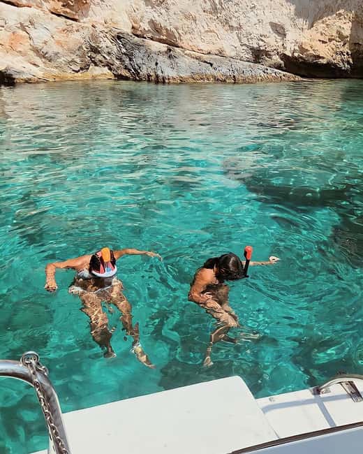 Pillirina, Ortigia, Sea caves: Boat Tour and Snorkeling - Entering the sea caves for snorkel time