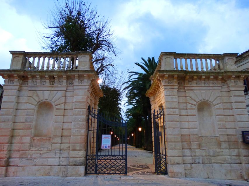 Ragusa Ibla: Walking Tour with Local Guide - Through historic palaces and artisan shops in the real rhythm of Ibla