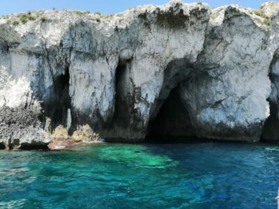 siracusa boat tour with visit to sea caves and ortigiaisland