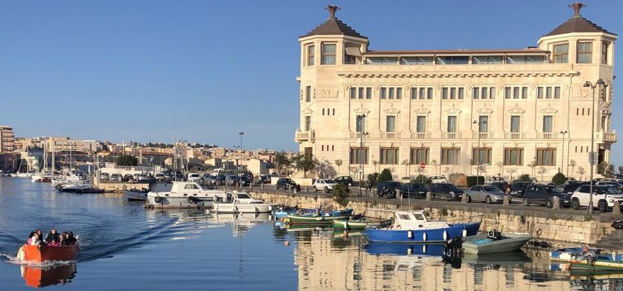 Syracuse: Boat Trip of Ortigia Island and Sea Caves - Ortigia and Syracuse from a boat: why this 1 hour works