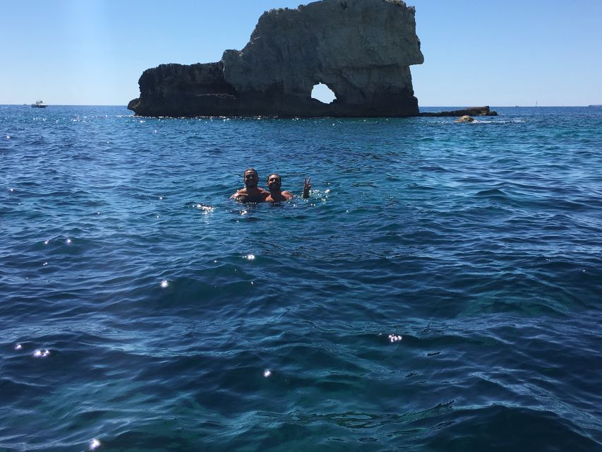 Syracuse: Boat Trip of Ortigia Island and Sea Caves - Umberto I Bridge, Arethusa Spring, and Castello Maniace: the story behind the shoreline