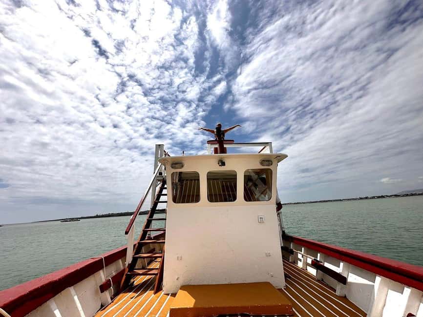 Syracuse: Boat Trip with Lunch, Wine, and Swimming Stops - Food and wine on board: what you actually get and why it matters