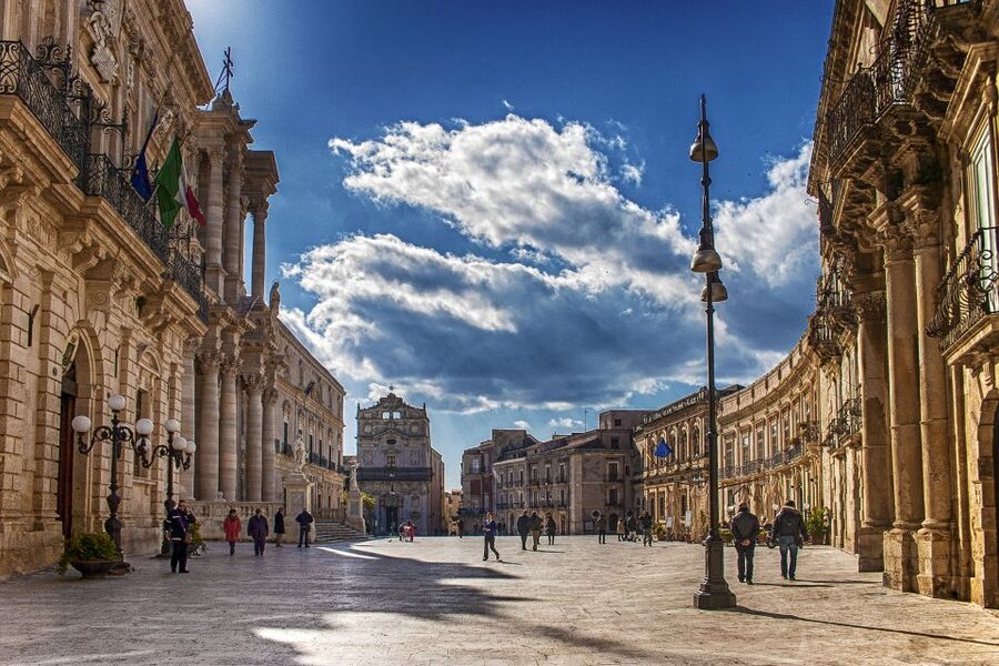 Syracuse: Ortigia Classic Walking Tour - Piazza Duomo and the cathedral built over a Greek temple