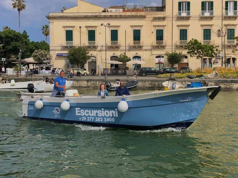 Syracuse: Ortigia Island and Sea Caves Boat Tour with Drinks - Porta Marina at the end: the island coming back into focus