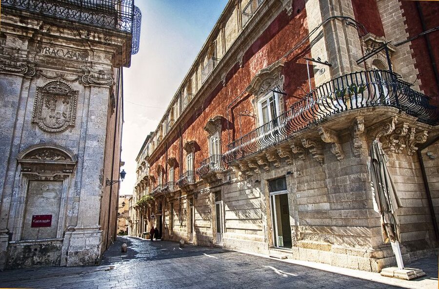 Syracuse: Ortigia Private Walking Tour - Back Through Ortigia: The Jewish Quarter, Via Maestranza, and Archimedes Square